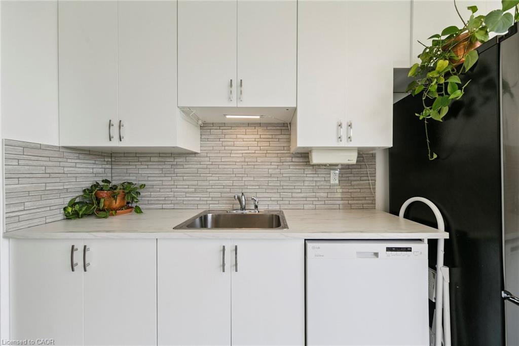 1110 Walden Circle, Mississauga, ON - Indoor Photo Showing Kitchen With Upgraded Kitchen