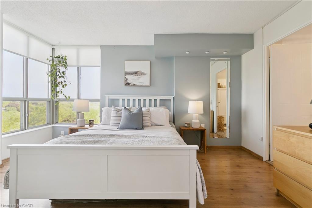 1110 Walden Circle, Mississauga, ON - Indoor Photo Showing Bedroom