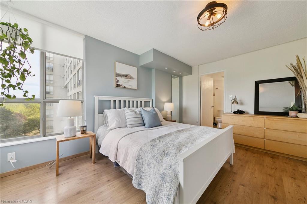 1110 Walden Circle, Mississauga, ON - Indoor Photo Showing Bedroom