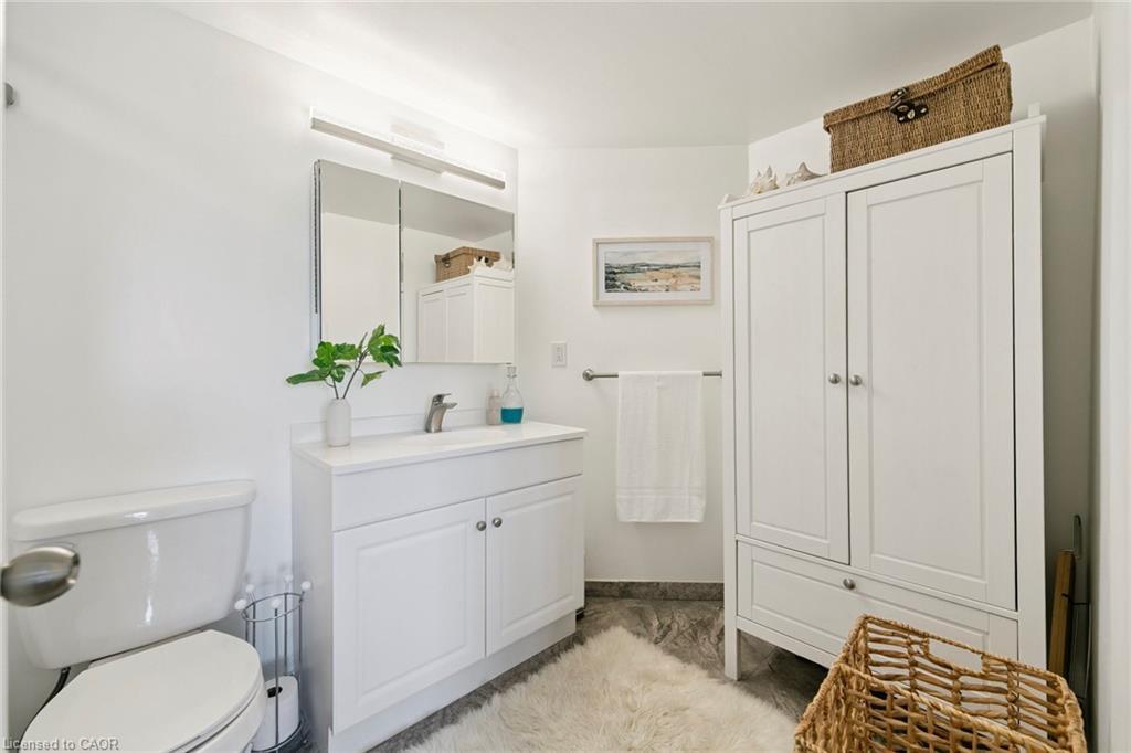 1110 Walden Circle, Mississauga, ON - Indoor Photo Showing Bathroom