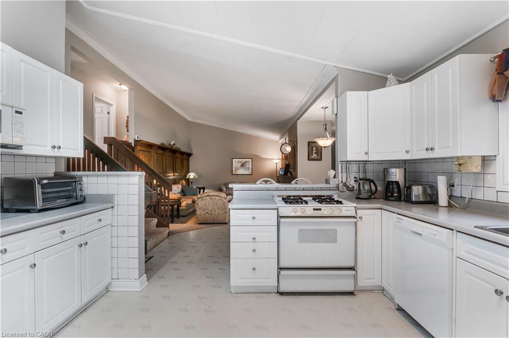 14 Marilyn Street, Grimsby, ON - Indoor Photo Showing Kitchen
