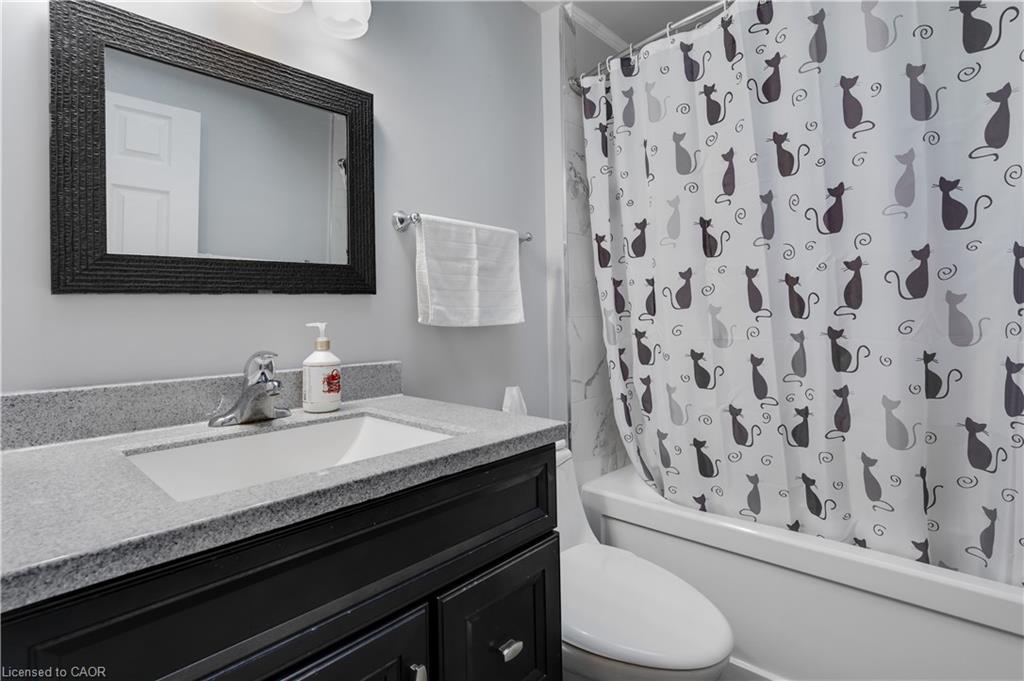 14 Marilyn Street, Grimsby, ON - Indoor Photo Showing Bathroom
