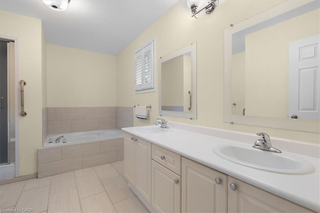 90 Westlawn Drive, Hamilton, ON - Indoor Photo Showing Bathroom
