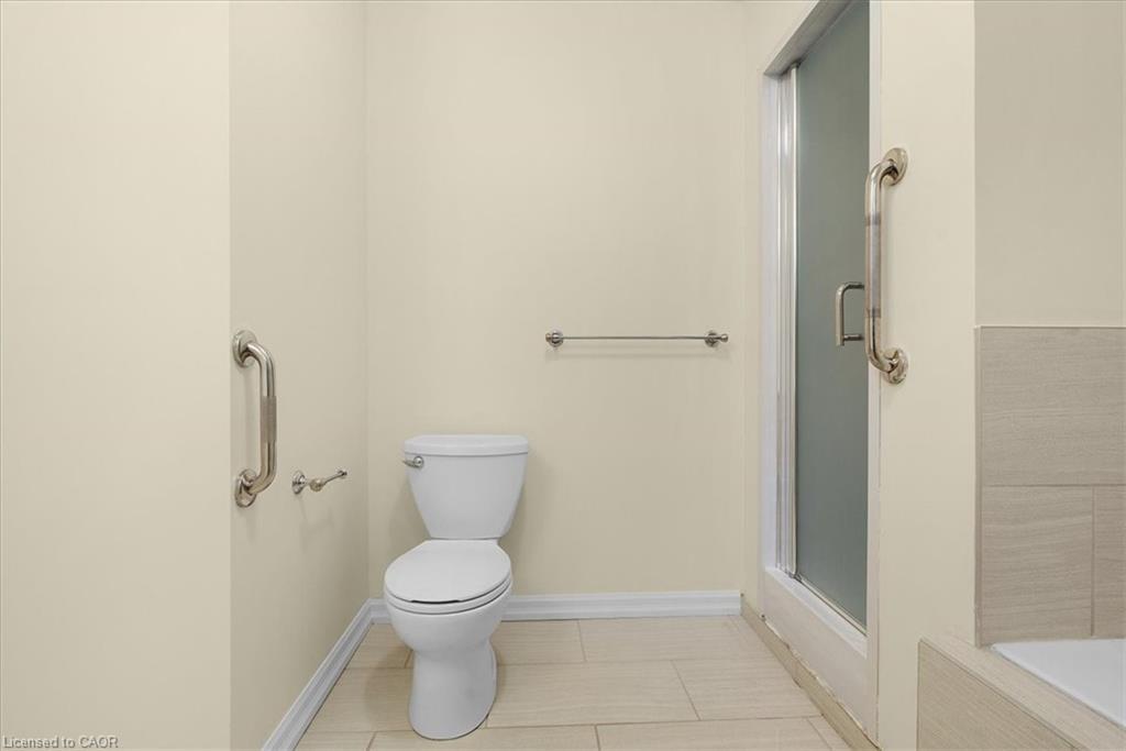 90 Westlawn Drive, Hamilton, ON - Indoor Photo Showing Bathroom