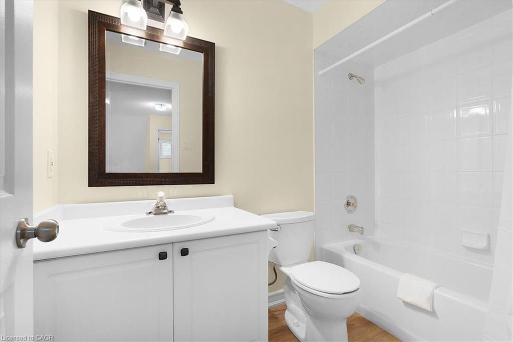 90 Westlawn Drive, Hamilton, ON - Indoor Photo Showing Bathroom