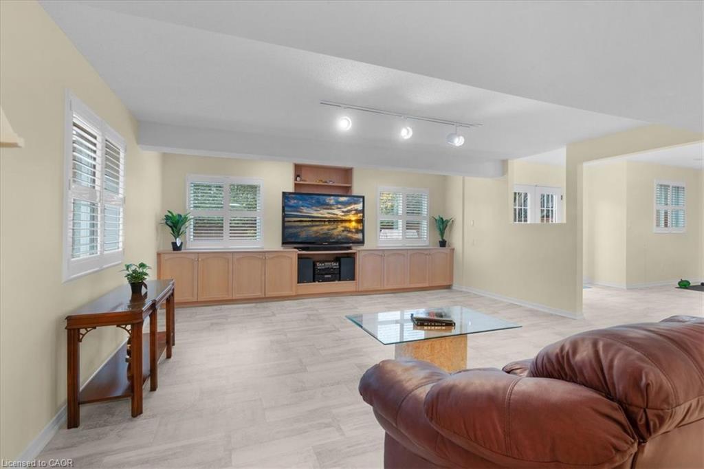 90 Westlawn Drive, Hamilton, ON - Indoor Photo Showing Living Room