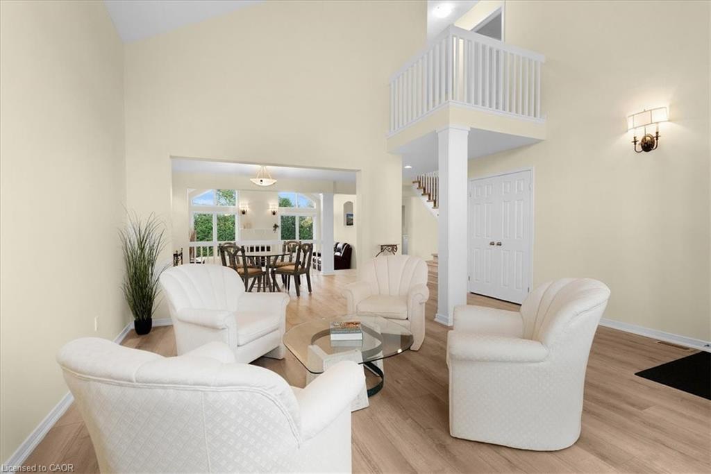 90 Westlawn Drive, Hamilton, ON - Indoor Photo Showing Living Room