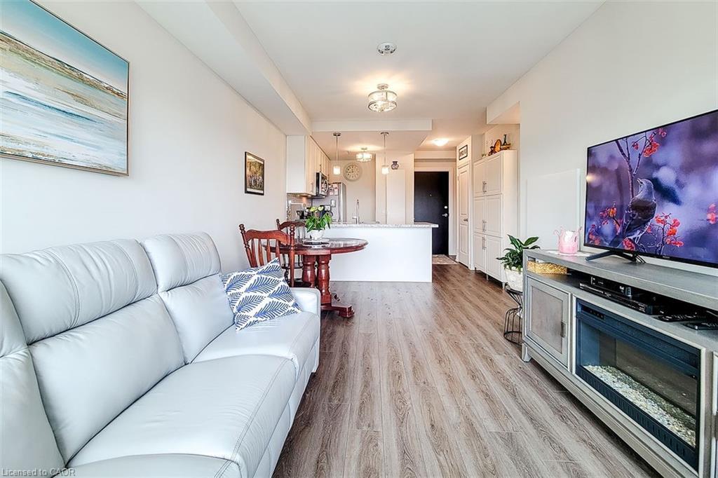 515-2750 King Street E, Hamilton, ON - Indoor Photo Showing Living Room
