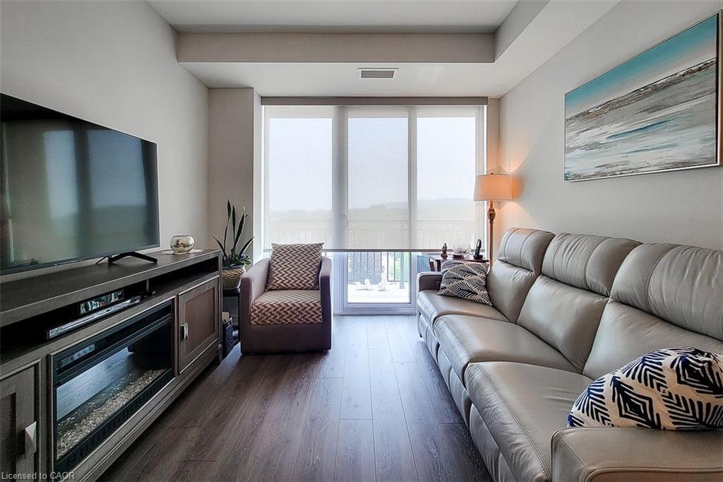 515-2750 King Street E, Hamilton, ON - Indoor Photo Showing Living Room