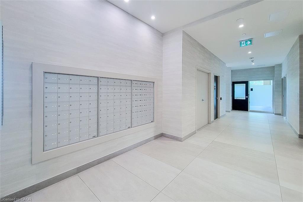 515-2750 King Street E, Hamilton, ON - Indoor Photo Showing Other Room