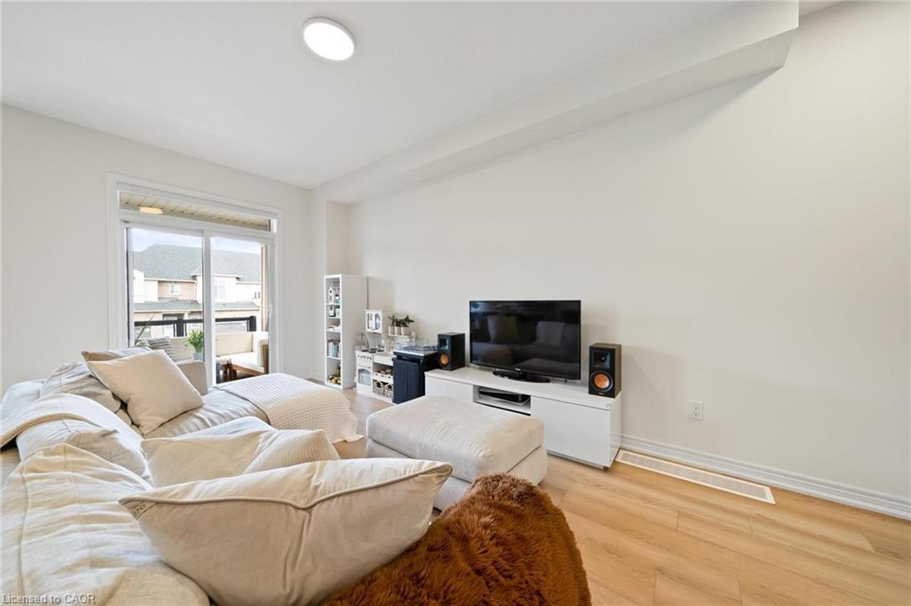 144 Sonoma Lane, Hamilton, ON - Indoor Photo Showing Living Room