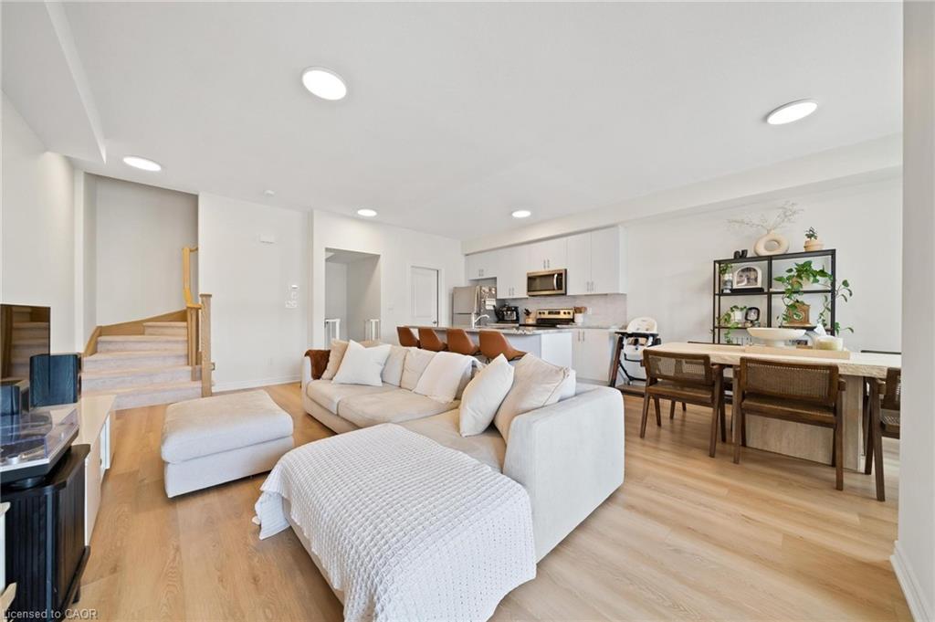 144 Sonoma Lane, Hamilton, ON - Indoor Photo Showing Living Room