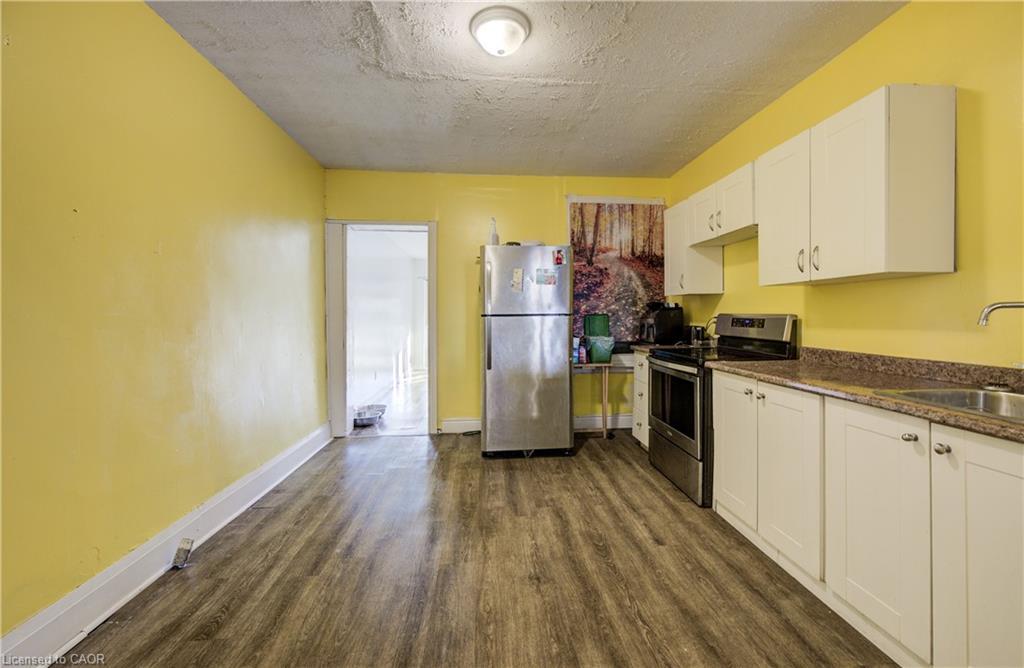 82 Simcoe Street E, Hamilton, ON - Indoor Photo Showing Kitchen
