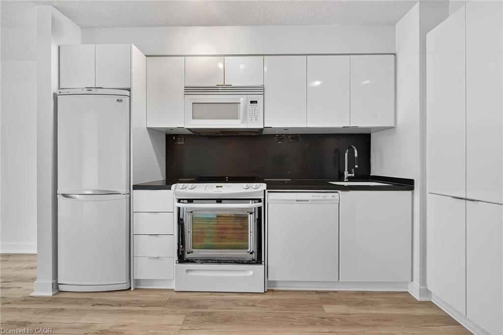 1205-15 Iceboat Terrace, Toronto, ON - Indoor Photo Showing Kitchen