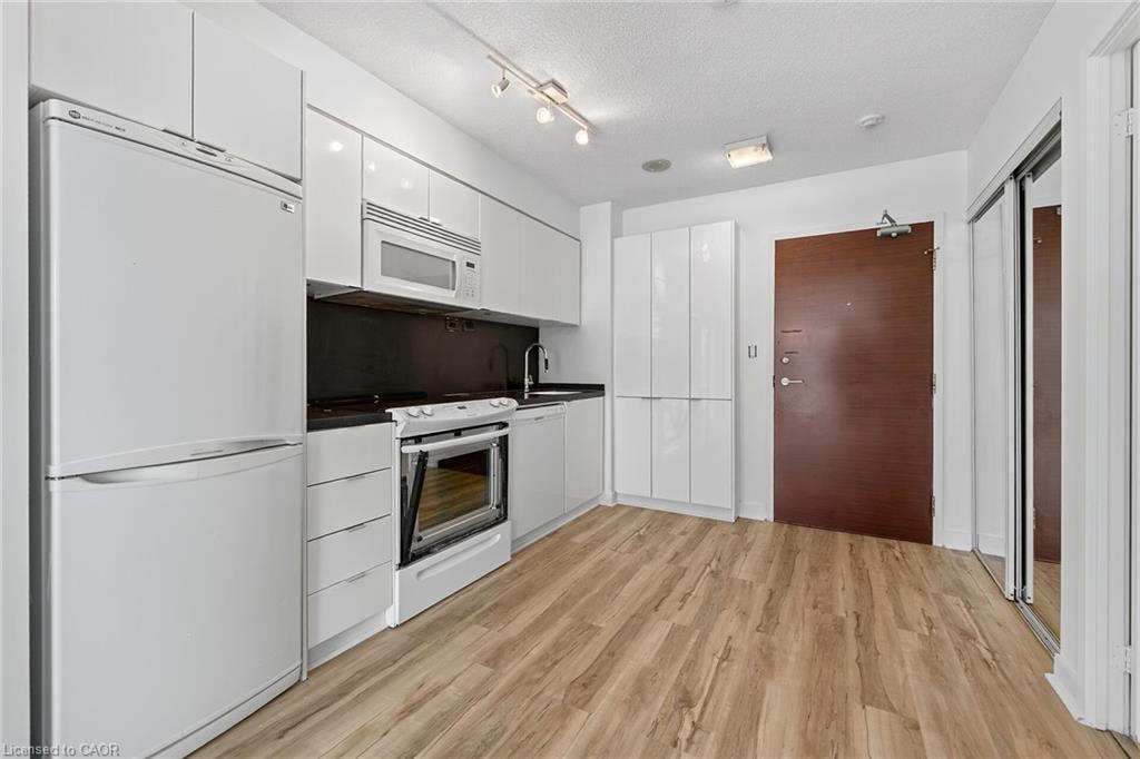 1205-15 Iceboat Terrace, Toronto, ON - Indoor Photo Showing Kitchen