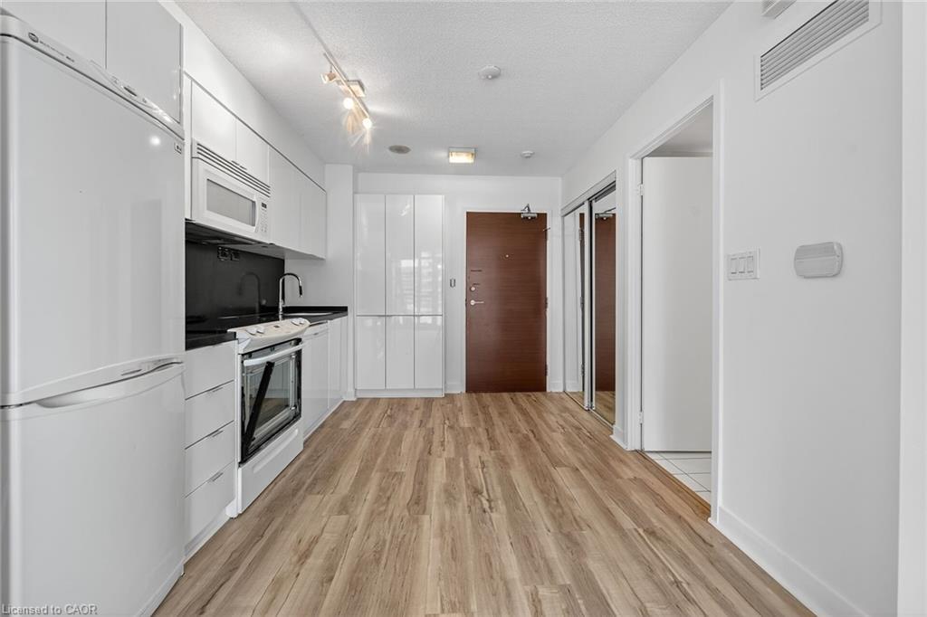 1205-15 Iceboat Terrace, Toronto, ON - Indoor Photo Showing Kitchen