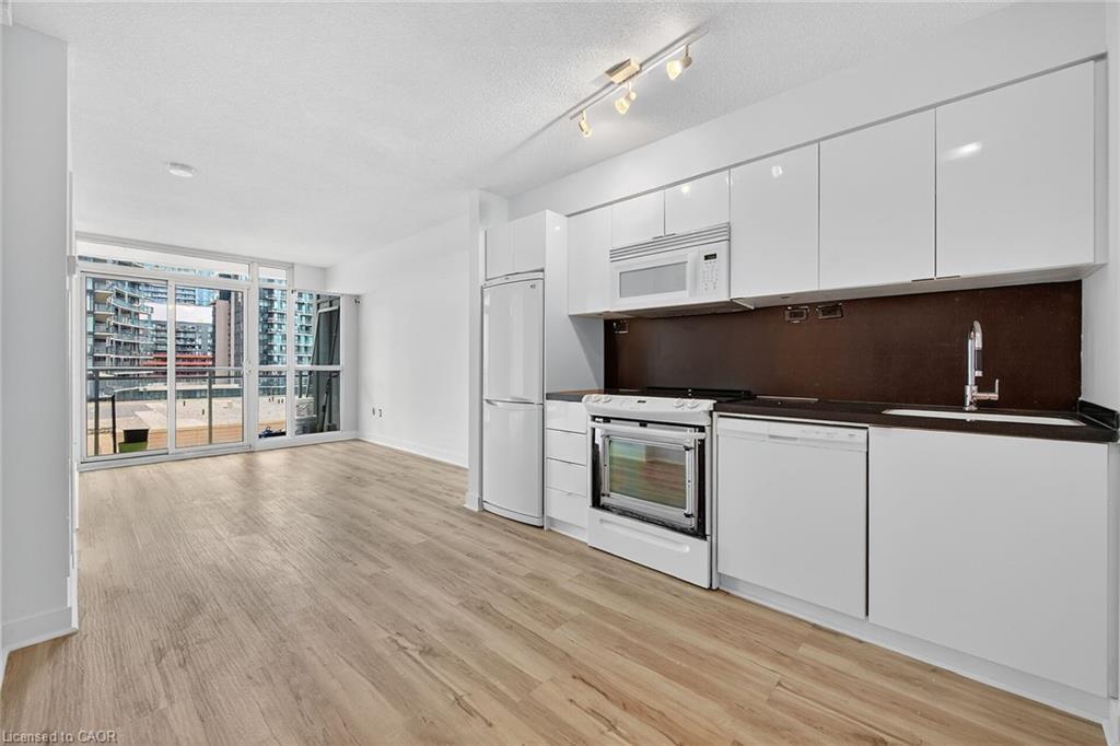 1205-15 Iceboat Terrace, Toronto, ON - Indoor Photo Showing Kitchen