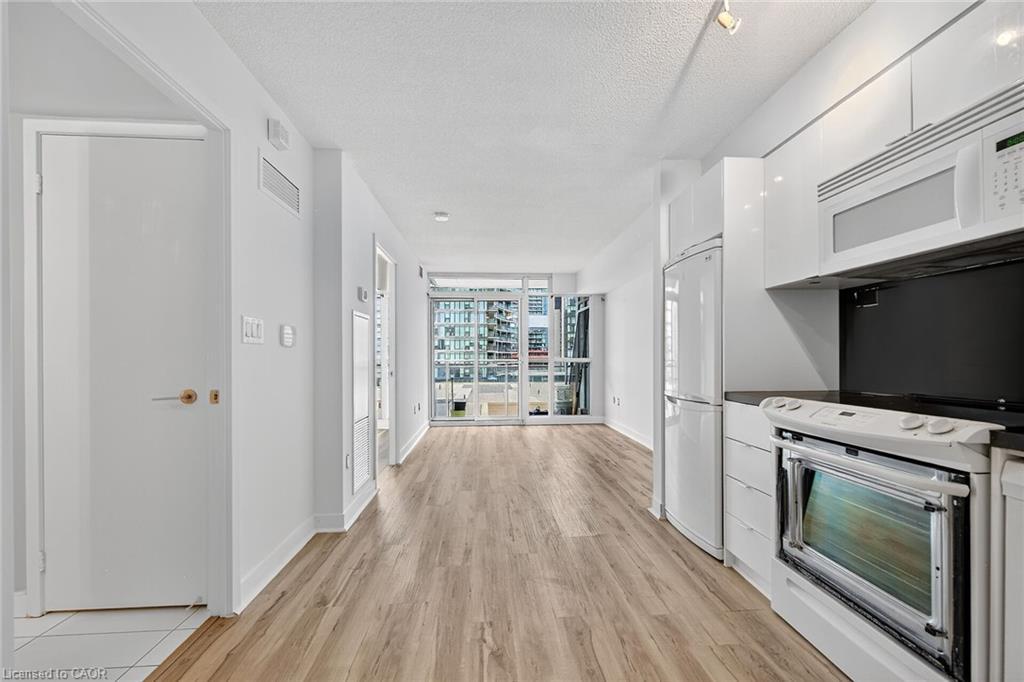 1205-15 Iceboat Terrace, Toronto, ON - Indoor Photo Showing Kitchen