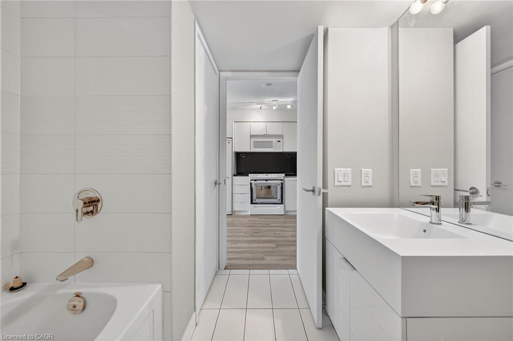 1205-15 Iceboat Terrace, Toronto, ON - Indoor Photo Showing Bathroom