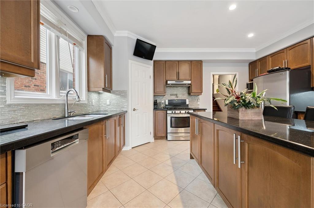 305 Pine Valley Drive, Kitchener, ON - Indoor Photo Showing Kitchen