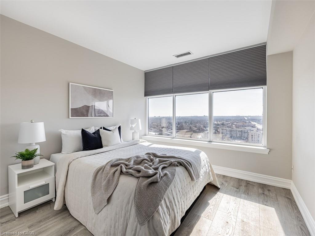 Uph7-880 Dundas Street W, Mississauga, ON - Indoor Photo Showing Bedroom