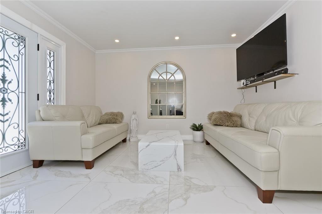 214 Ashford Drive, Barrie, ON - Indoor Photo Showing Living Room