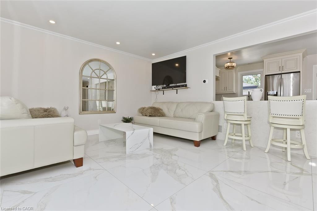 214 Ashford Drive, Barrie, ON - Indoor Photo Showing Living Room
