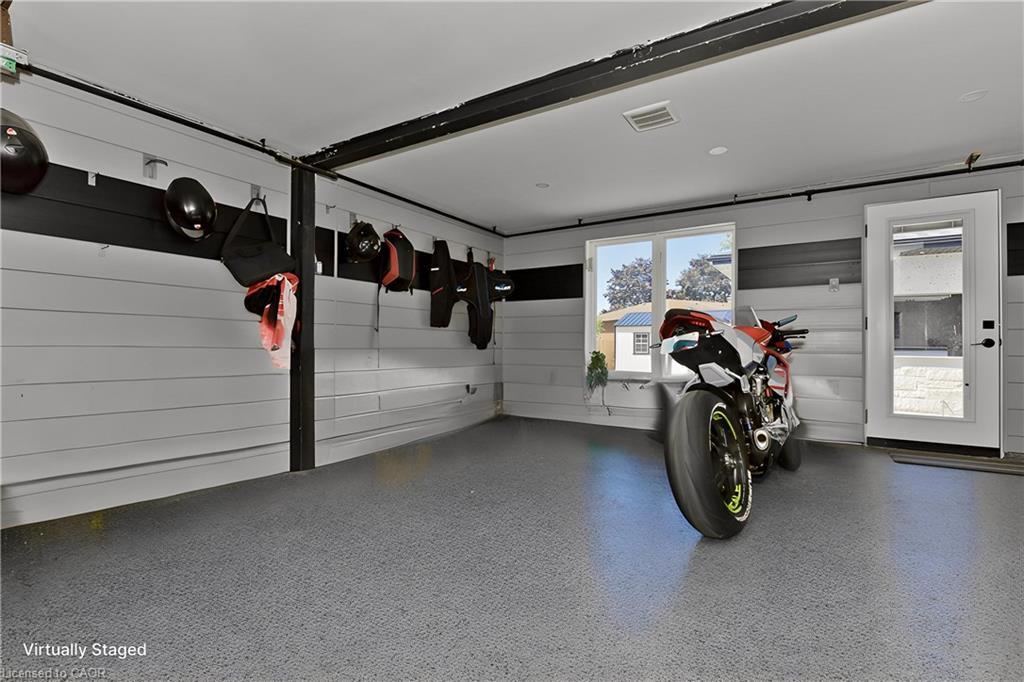 214 Ashford Drive, Barrie, ON - Indoor Photo Showing Garage