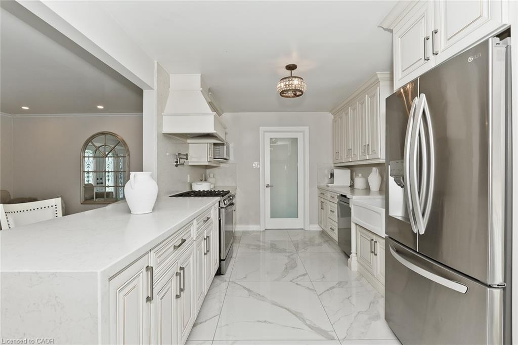 214 Ashford Drive, Barrie, ON - Indoor Photo Showing Kitchen With Upgraded Kitchen