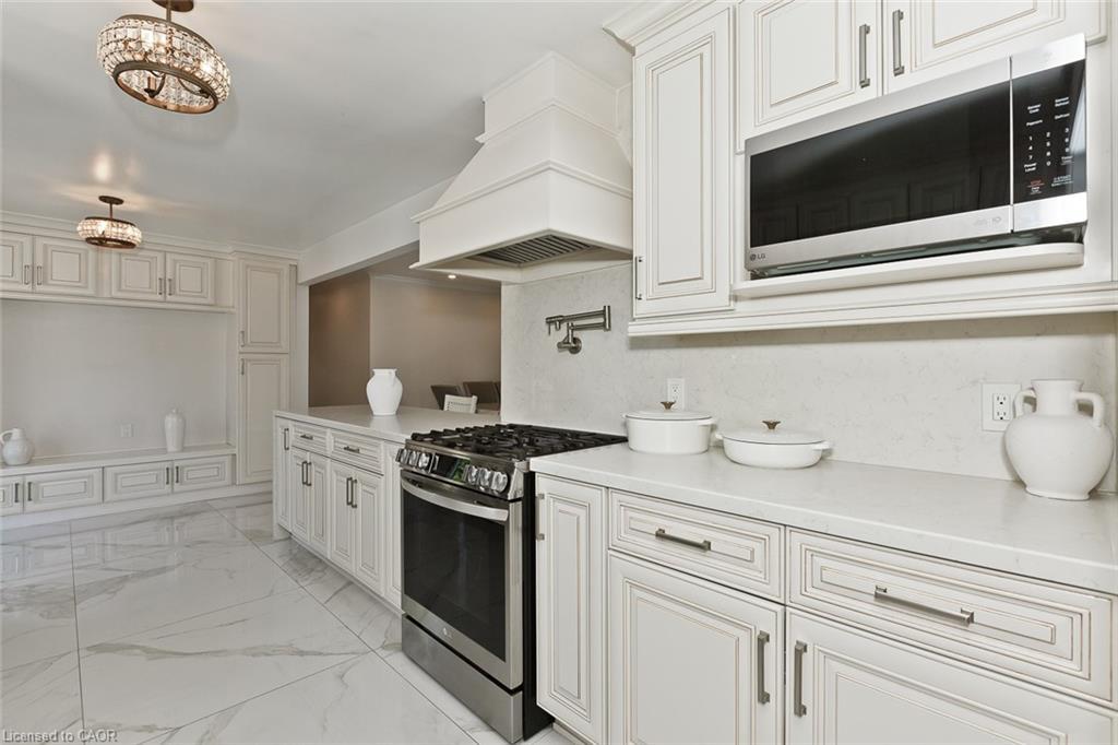214 Ashford Drive, Barrie, ON - Indoor Photo Showing Kitchen