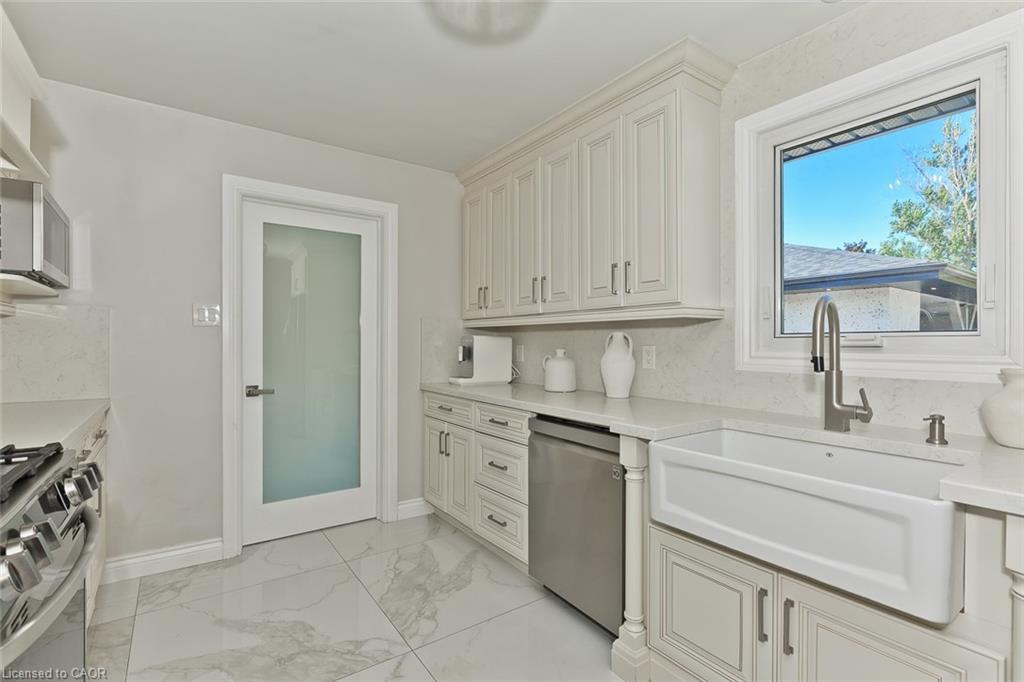 214 Ashford Drive, Barrie, ON - Indoor Photo Showing Kitchen