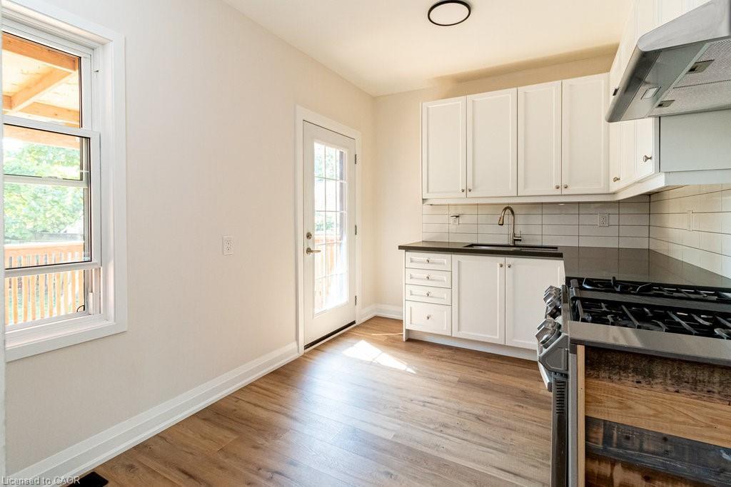 250 Avondale Street, Hamilton, ON - Indoor Photo Showing Kitchen