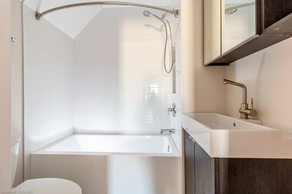 250 Avondale Street, Hamilton, ON - Indoor Photo Showing Bathroom