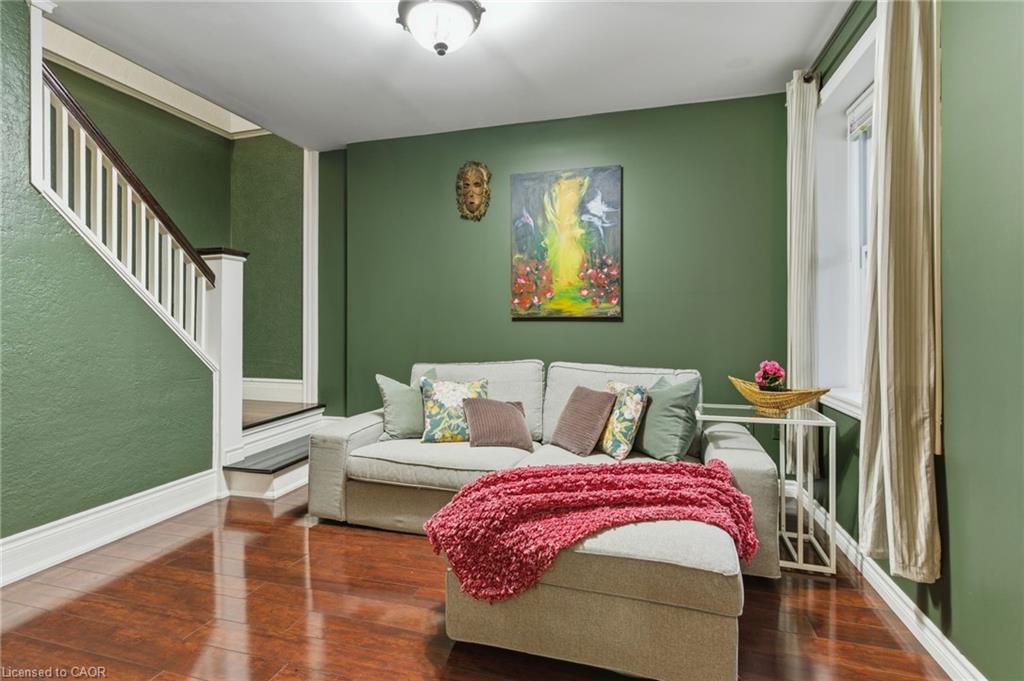92 Huxley Avenue S, Hamilton, ON - Indoor Photo Showing Bedroom