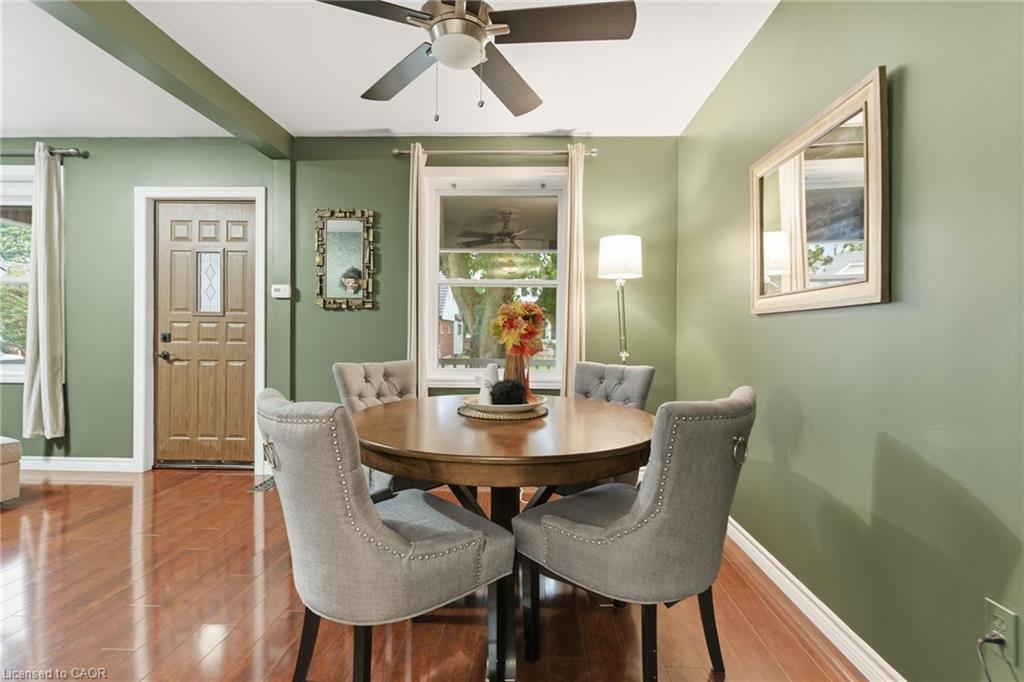 92 Huxley Avenue S, Hamilton, ON - Indoor Photo Showing Dining Room
