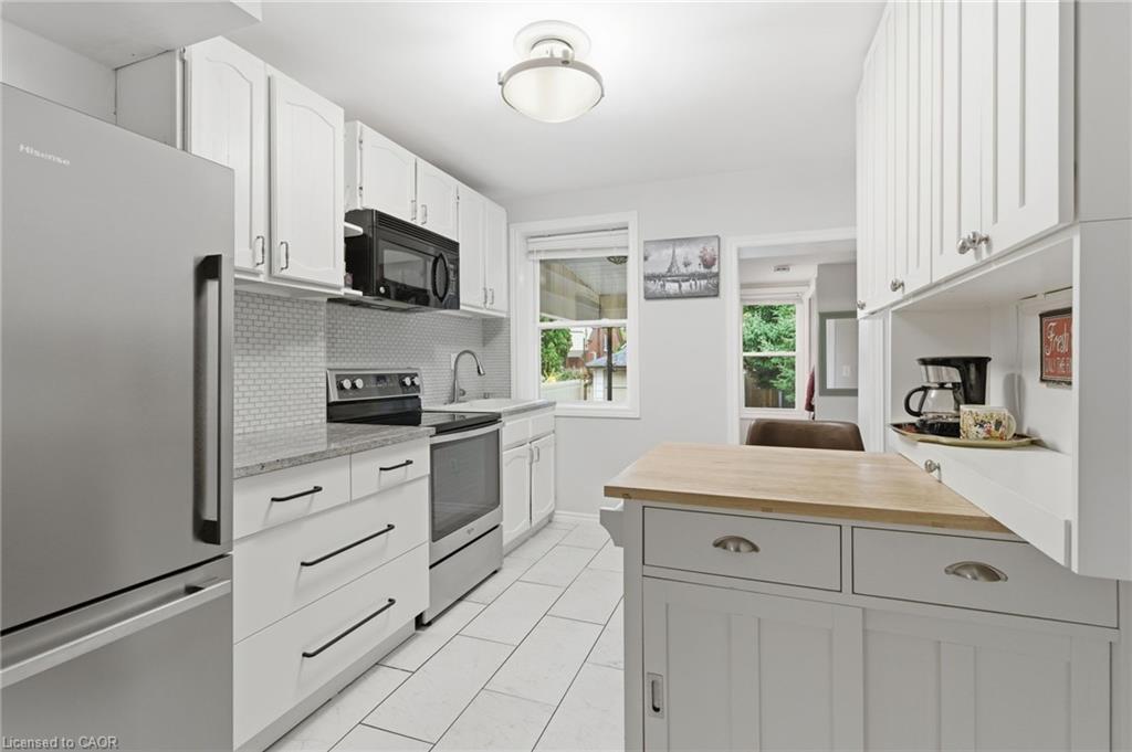 92 Huxley Avenue S, Hamilton, ON - Indoor Photo Showing Kitchen