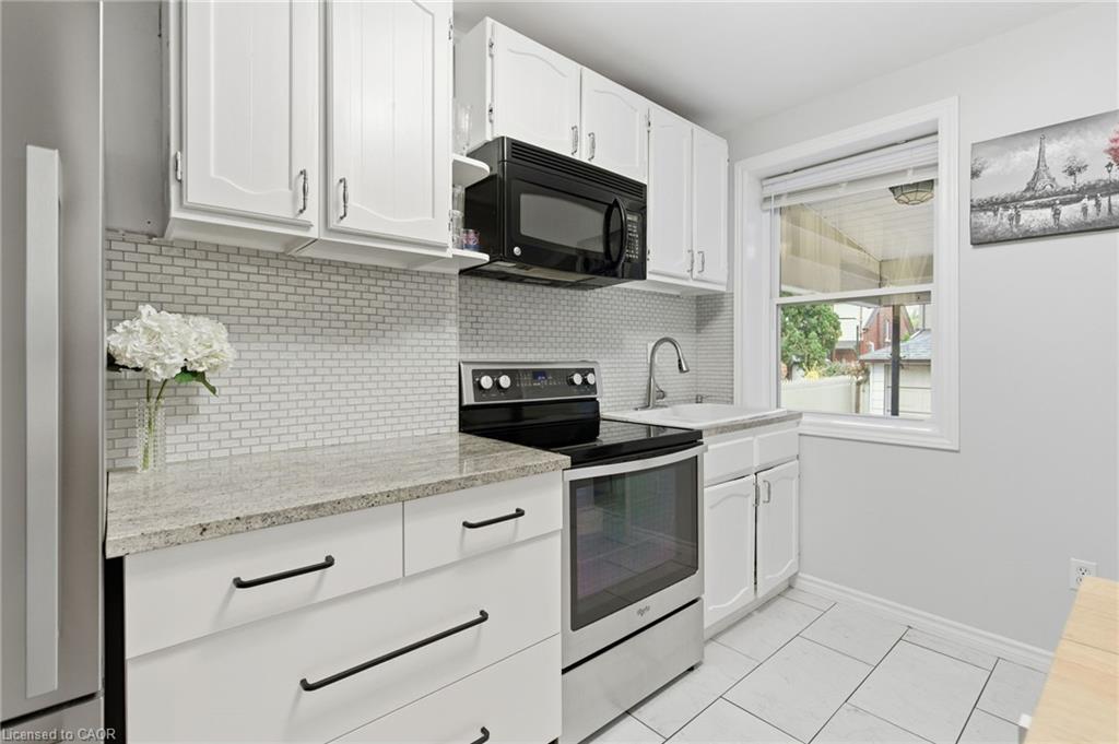 92 Huxley Avenue S, Hamilton, ON - Indoor Photo Showing Kitchen