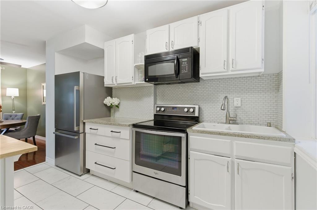 92 Huxley Avenue S, Hamilton, ON - Indoor Photo Showing Kitchen