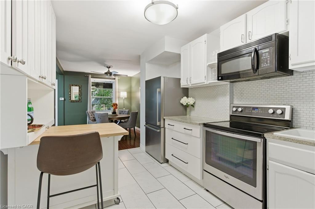 92 Huxley Avenue S, Hamilton, ON - Indoor Photo Showing Kitchen