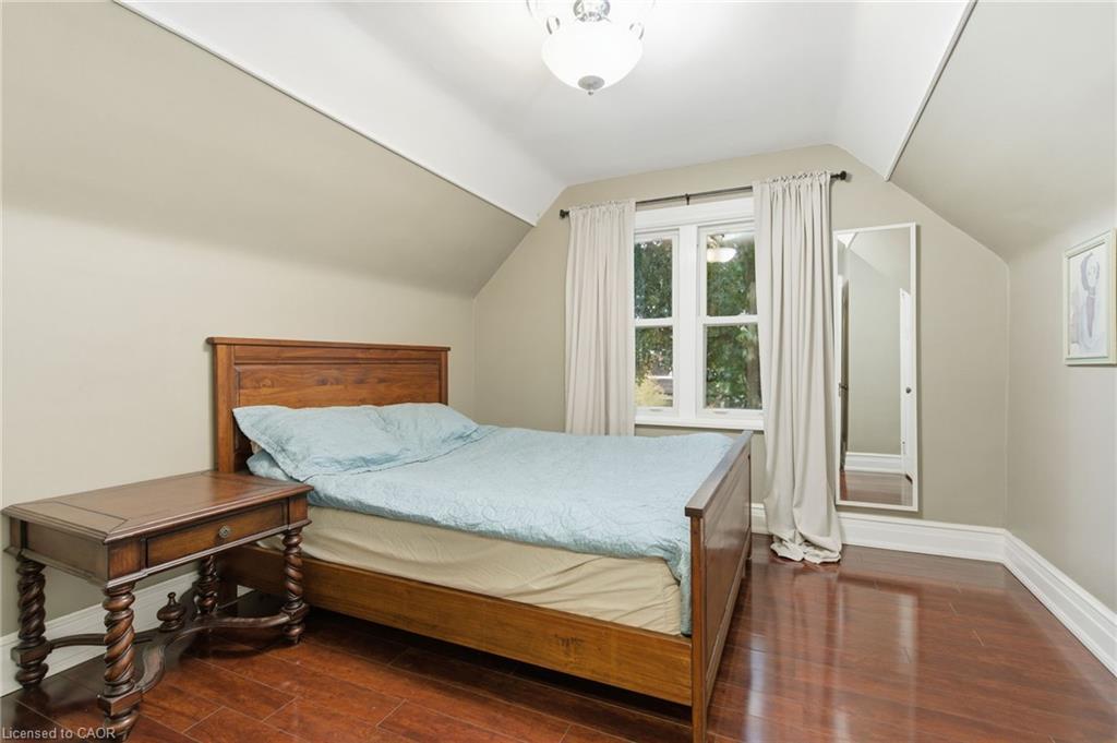92 Huxley Avenue S, Hamilton, ON - Indoor Photo Showing Bedroom