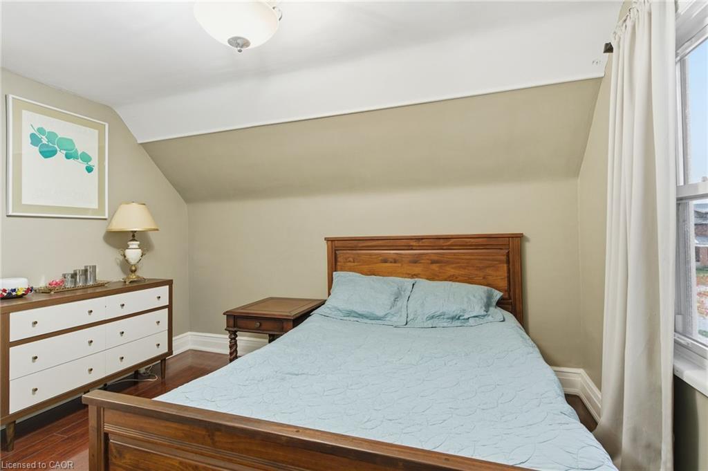 92 Huxley Avenue S, Hamilton, ON - Indoor Photo Showing Bedroom