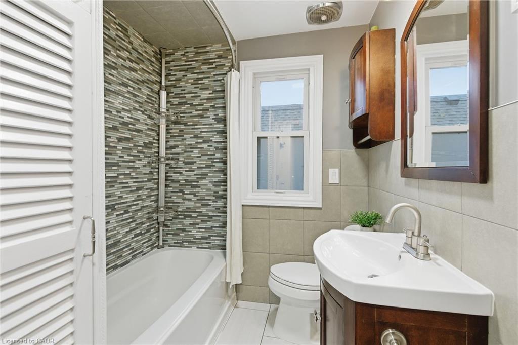 92 Huxley Avenue S, Hamilton, ON - Indoor Photo Showing Bathroom