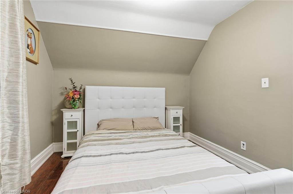 92 Huxley Avenue S, Hamilton, ON - Indoor Photo Showing Bedroom
