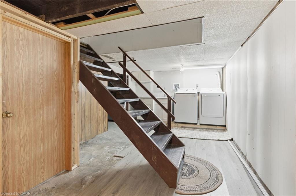 92 Huxley Avenue S, Hamilton, ON - Indoor Photo Showing Other Room