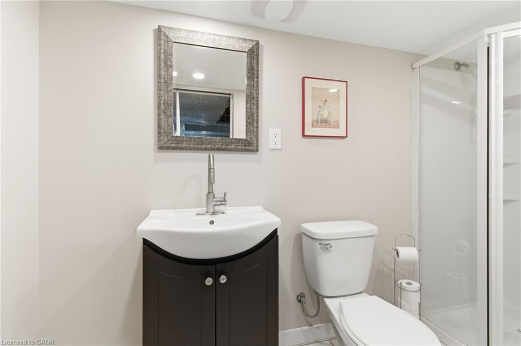 92 Huxley Avenue S, Hamilton, ON - Indoor Photo Showing Bathroom