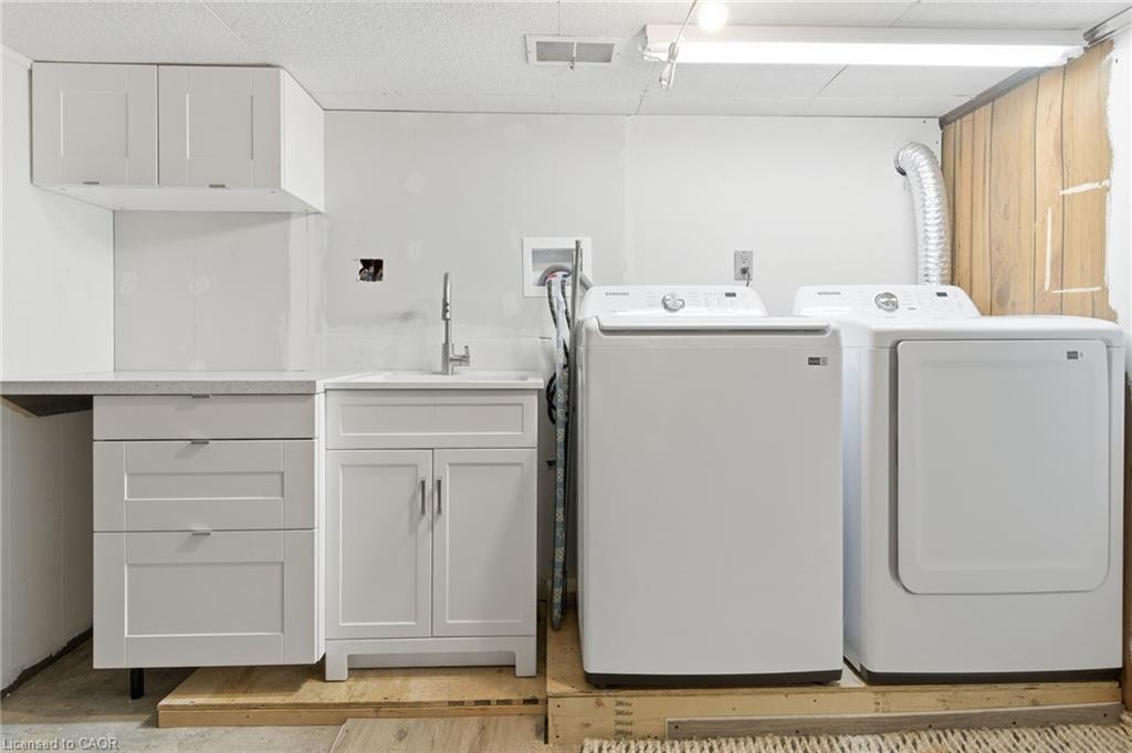 92 Huxley Avenue S, Hamilton, ON - Indoor Photo Showing Laundry Room