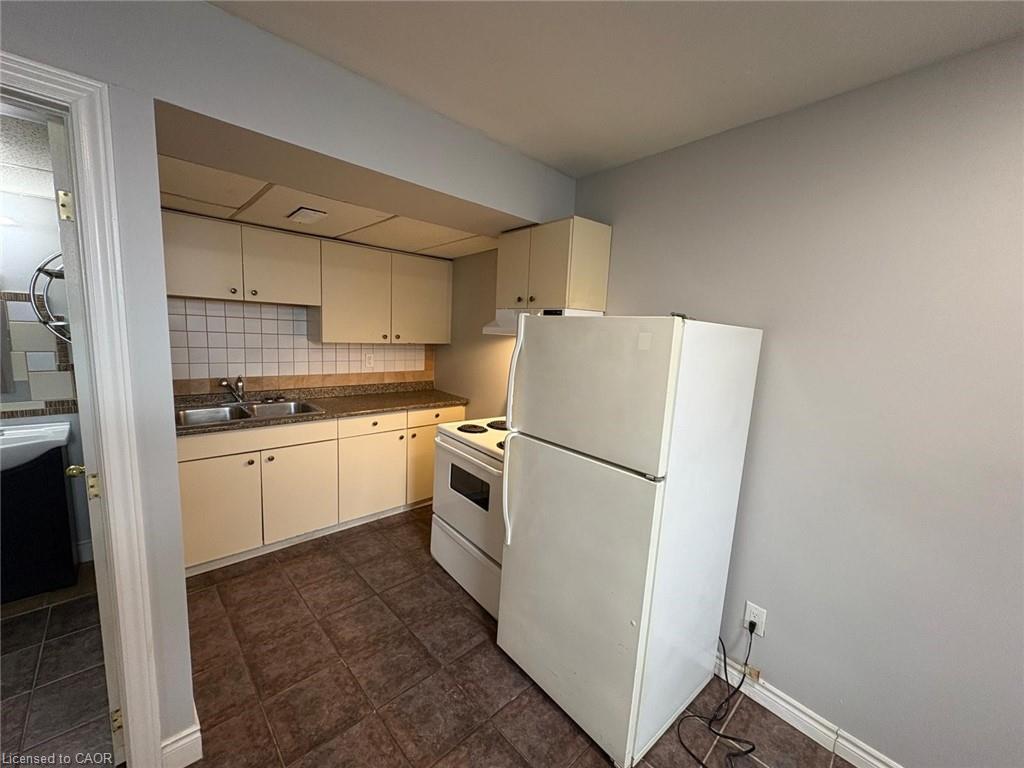 104-7 Mary Street, Hamilton, ON - Indoor Photo Showing Kitchen With Double Sink