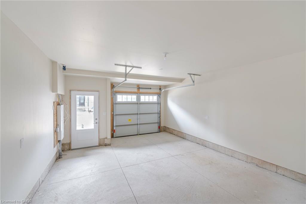 70-10 Birmingham Drive, Cambridge, ON - Indoor Photo Showing Garage
