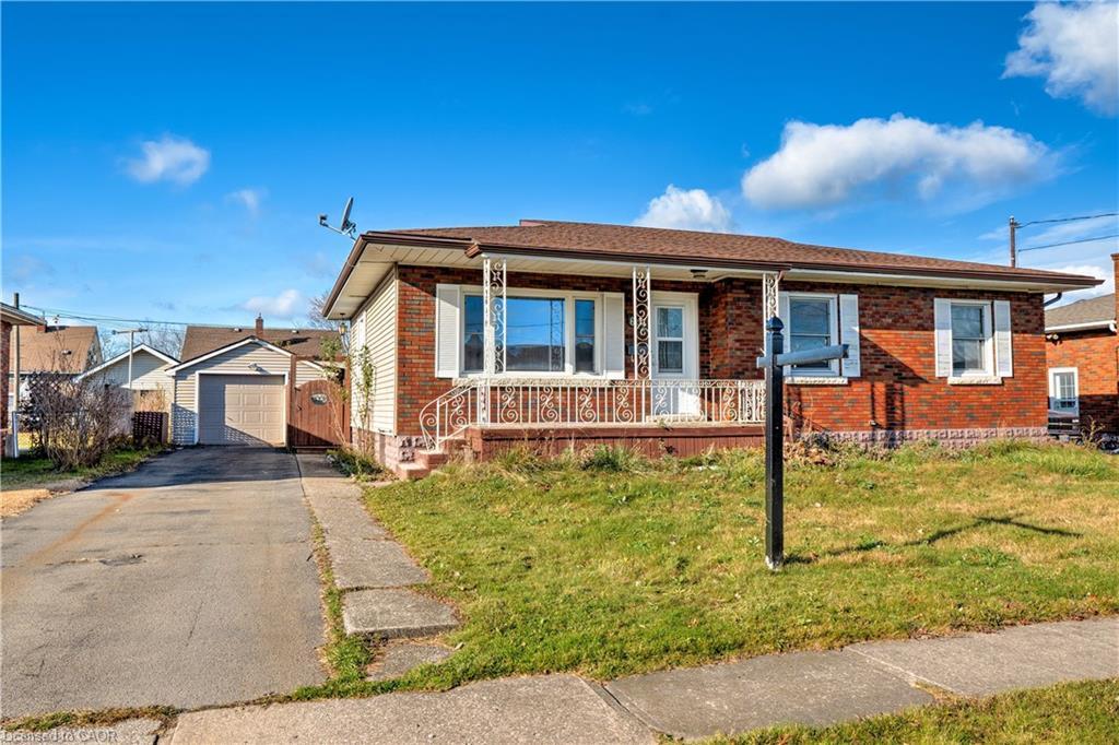 662 Harriet Street, Welland, ON - Outdoor With Deck Patio Veranda With Facade