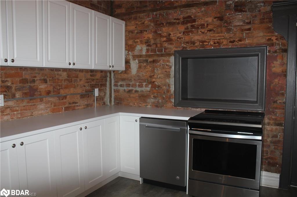 19 Oxford Street, Hamilton, ON - Indoor Photo Showing Kitchen With Fireplace